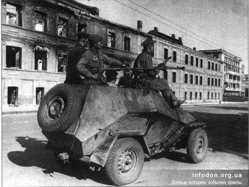 оветский бронеавтомобиль БА-64 с солдатами на улице Артема, Сталино, 1943 