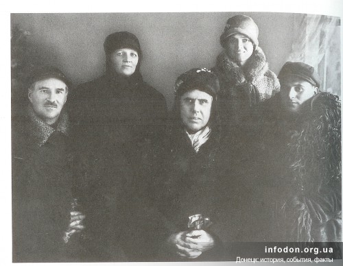 драйзер На фотографии (слева направо) – Летьен, главный агроном, доктор София Давидовская, Теодор Драйзер, Руфь Кеннел и местный гид. Сталино, 1927